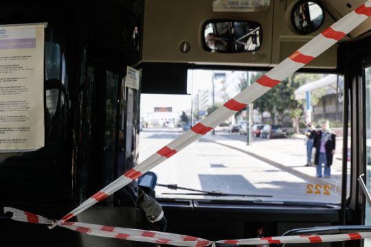 Έπεσε κομμάτι οροφής λεωφορείου με επιβάτες μέσα