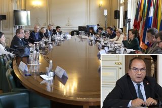 Απούσα η κυβέρνηση, παρούσες οι Αρχές