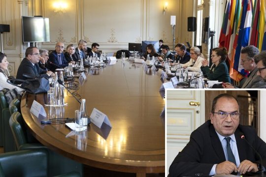 Απούσα η κυβέρνηση, παρούσες οι Αρχές