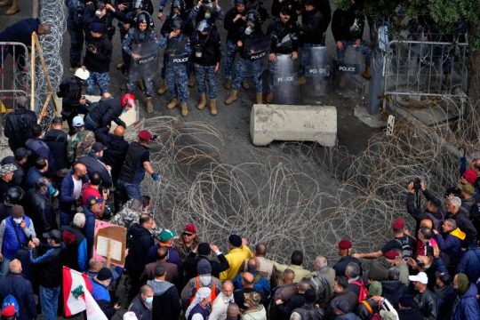 Επεισοδιακή διαμαρτυρία συνταξιούχων στην Κεντρική Τράπεζα του Λιβάνου