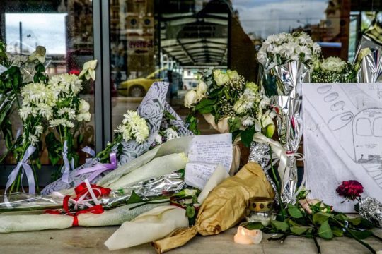 Μνημόσυνο για τους νεκρούς των Τεμπών στον σταθμό που δεν έφτασε ποτέ το μοιραίο τρένο