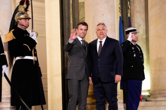 «Μασάζ» Μακρόν στον Όρμπαν για ενότητα έναντι της Ρωσίας