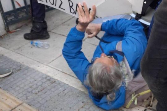  Άθλια επίθεση αστυνομικών στον πατέρα του Βασίλη Μάγγου στο δικαστήριο
