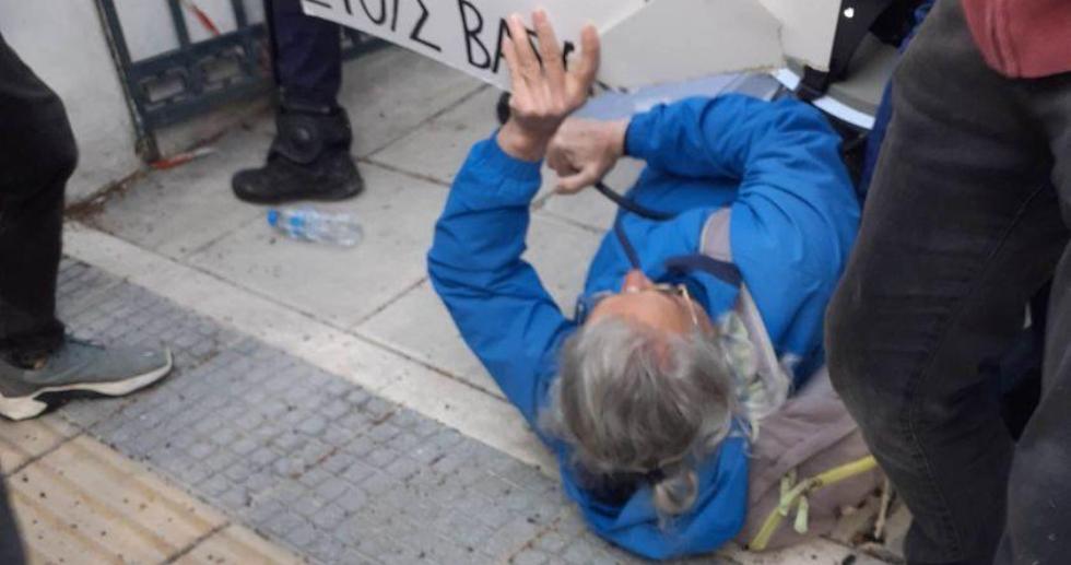 Άθλια επίθεση αστυνομικών στον πατέρα του Βασίλη Μάγγου στο δικαστήριο