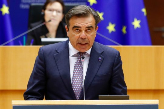 Η Κομισιόν δεσμεύεται να συνδράμει όπου χρειαστεί μετά τη τραγωδία στα Τέμπη