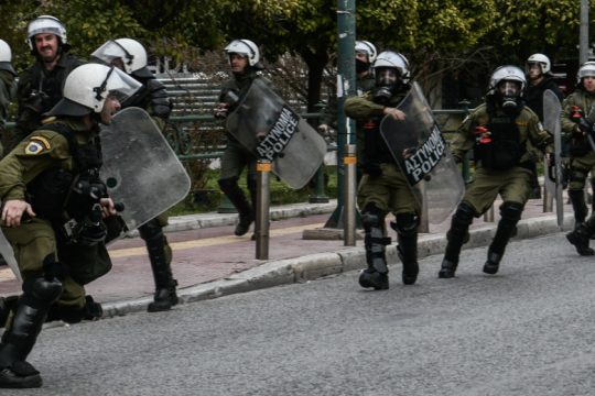 Καταδρομική επίθεση με μολότοφ στα κεντρικά των ΜΑΤ στο Γουδή