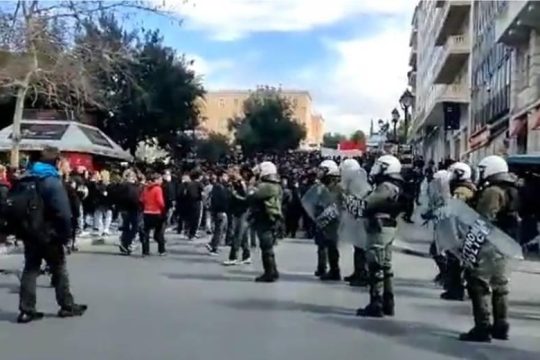 Όργιο αστυνομικής βίας: Διαδηλωτής χτυπήθηκε στο κεφάλι από κρότου λάμψης