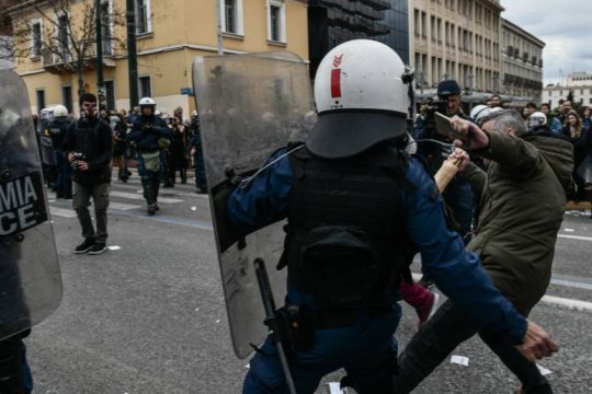 Αναπάντητα τα ερωτήματα για το όργιο βίας – Συγκεντρώσεις αλληλεγγύης στους συλληφθέντες