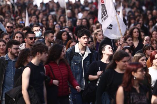 Ξεσηκωμός σε όλη τη χώρα για το σιδηροδρομικό δυστύχημα των Τεμπών