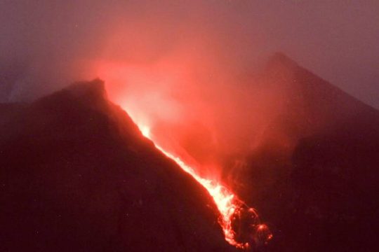 Έκρηξη του ηφαιστείου Μεράπι στην Ινδονησία με εκτόξευση χιλιομέτρων