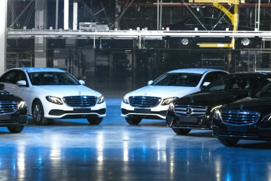 Στο μισό μειώθηκαν τα κέρδη της Mercedes