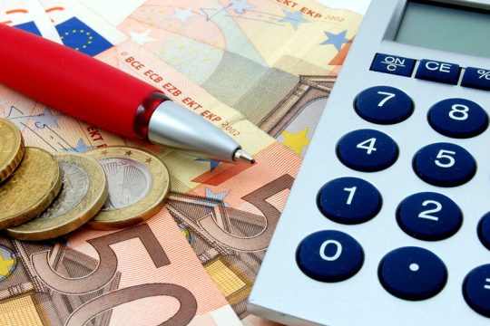 Κατώτατος μισθός: η αντιπολίτευση ζητά επιστροφή στις ΣΣΕ