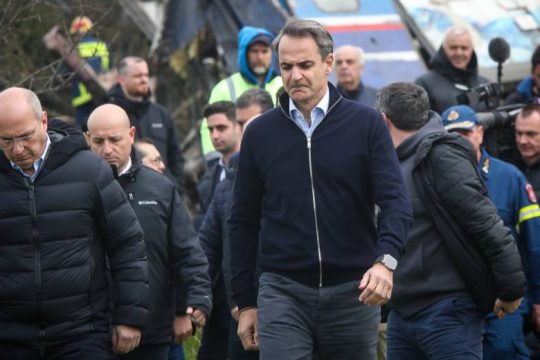 «Τέσσερα χρόνια τώρα, μοιράζει ευθύνες» αλλά… «δεν ήξερε»