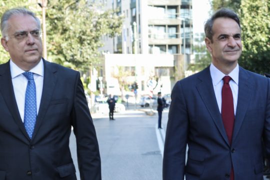 Στην πρέσα οι «άφαντοι» Μητσοτάκης και Θεοδωρικάκος
