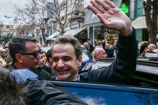 Σφοδρές αντιδράσεις κατά Μητσοτάκη για τη «θυσία των παιδιών στα Τέμπη»
