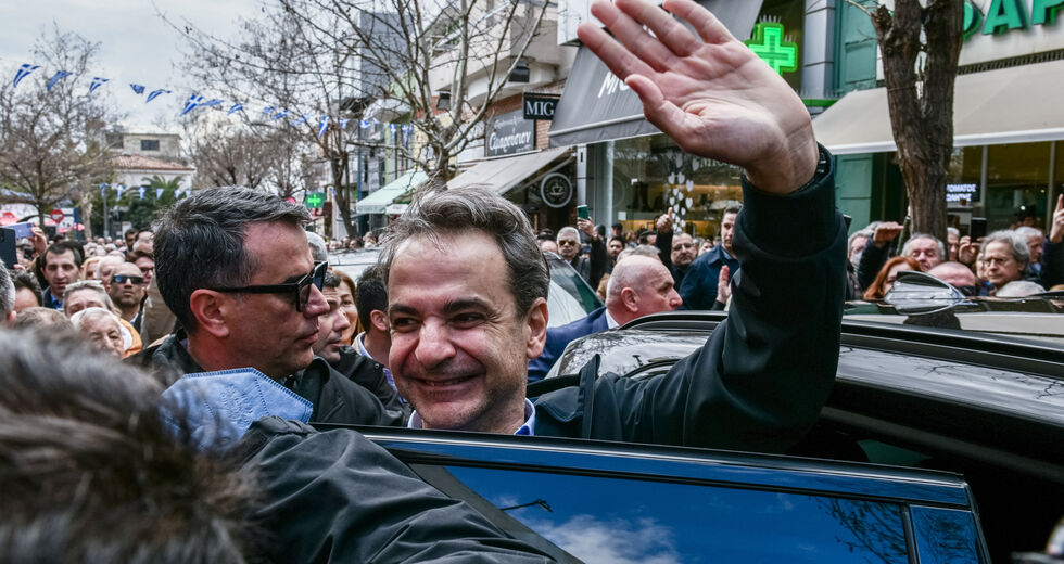 Σφοδρές αντιδράσεις κατά Μητσοτάκη για τη «θυσία των παιδιών στα Τέμπη»