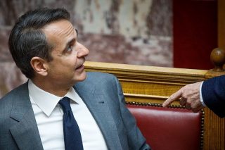 Βουτιές στο παρελθόν μπας και σωθεί
