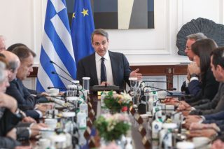 Διαρκές ράβε – ξήλωνε στο αφήγημα του Μαξίμου