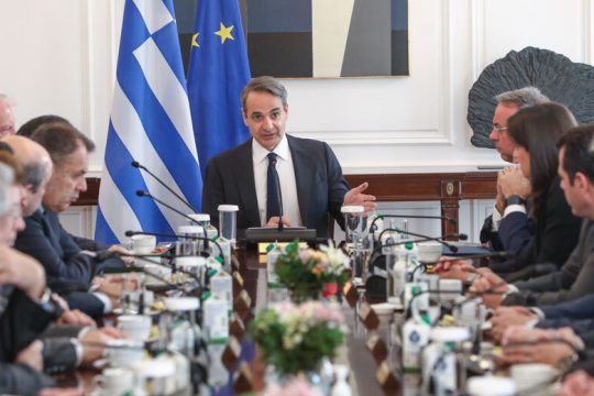 Διαρκές ράβε – ξήλωνε στο αφήγημα του Μαξίμου