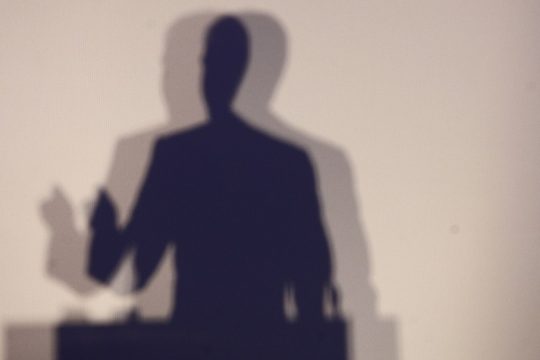 «Ξέπλυμα» με διάχυση ευθυνών και δημοσκόπηση με παραπλανητικά ερωτήματα