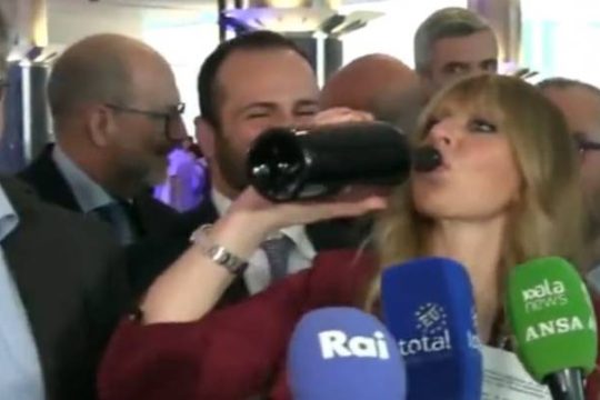 Από το πρωί έπινε η Μουσολίνι στο Ευρωκοινοβούλιο