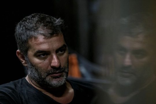Πρόταση «βόμβα» Μπισμπίκη για κλιμάκωση του αγώνα των καλλιτεχνών