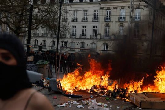 Χημικά, επεισόδια και φωτιές σε Παρίσι, Λιόν και Μπορντό