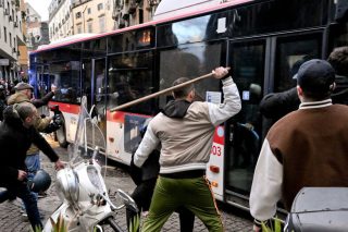Αγρια επεισόδια, ζημιές και καταστροφές στη Νάπολη
