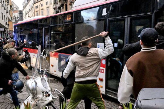 Αγρια επεισόδια, ζημιές και καταστροφές στη Νάπολη