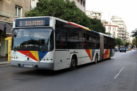 Τροχαίο με λεωφορείο στη Θεσσαλονίκη – Τραυματίστηκαν επιβαίνοντες μηχανής