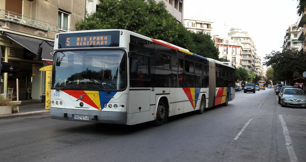 Τροχαίο με λεωφορείο στη Θεσσαλονίκη – Τραυματίστηκαν επιβαίνοντες μηχανής