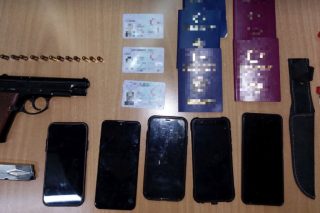 Τρεις συλλήψεις για το όπλο και τα μαχαίρια σε ξύλινο σκάφος