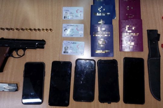 Τρεις συλλήψεις για το όπλο και τα μαχαίρια σε ξύλινο σκάφος