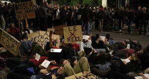 Συγκέντρωση αλληλεγγύης έξω από τη Γαλλική Πρεσβεία στην Αθήνα