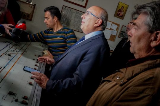 «Τέλος»: Η στιγμή που κόβουν τη συζήτηση για να μαζευτεί το φιάσκο [βίντεο]