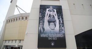Πλήθος κόσμου στο τελευταίο αντίο για τον τεράστιο Μίμη Παπαϊωάννου