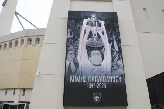Πλήθος κόσμου στο τελευταίο αντίο για τον τεράστιο Μίμη Παπαϊωάννου