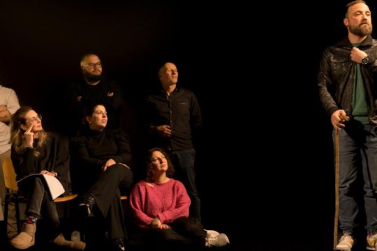 Σητεία: Παρουσιάζεται η κωμωδία του Νίκου Νικολάου, «Αρκετά με τη Βιολέτα»