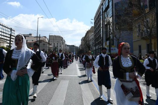 Παρελάσεις με καλοκαιρία και υψηλές για την εποχή θερμοκρασίες