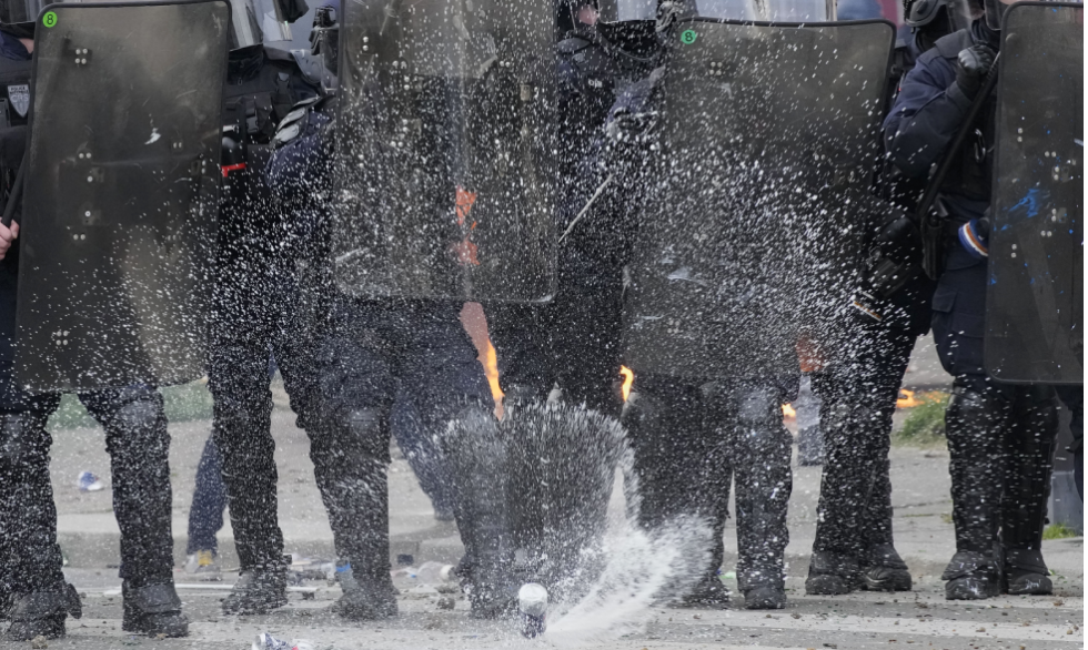 Εκατομμύρια Γάλλοι αψήφησαν ξανά την καταστολή
