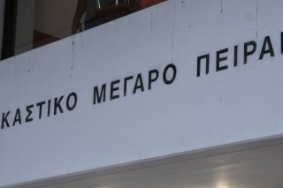 Στον εισαγγελέα ο γυναικοκτόνος της Σαλαμίνας