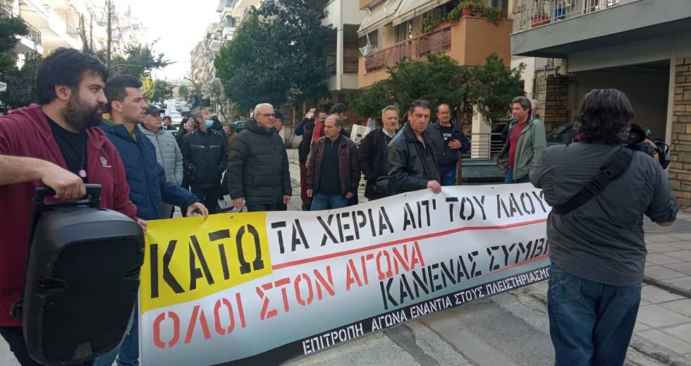 Έδιωξαν με τη βοήθεια των ΜΑΤ οικογένεια απ’ το σπίτι της στην Καλαμαριά
