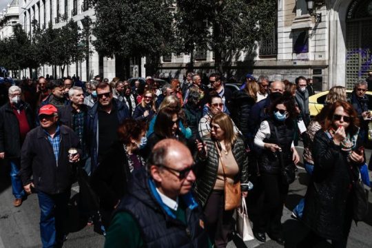 Στους δρόμους ξανά υγειονομικοί και συνταξιούχοι