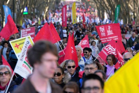 Χιλιάδες διαδηλωτές στην Πορτογαλία: «Το κόστος ζωής αυξάνεται, εργαζόμαστε 40 ώρες την εβδομάδα»