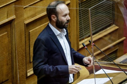 ΣΥΡΙΖΑ: Ο Μηταράκης θέλει να καταστρέψει (και) τον Κώδικα Μετανάστευσης
