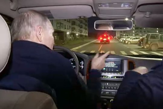 Απάντησε στο ένταλμα με επίσκεψη στην Κριμαία