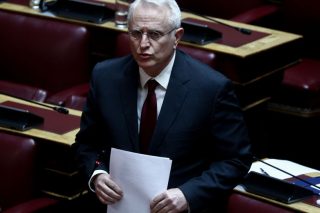 «Γαλάζια» λάσπη, τσιρίδες και ειρωνείες