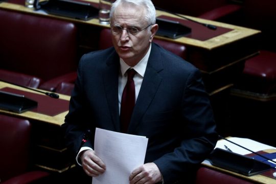 «Γαλάζια» λάσπη, τσιρίδες και ειρωνείες