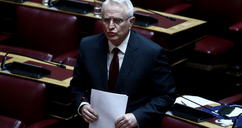 «Γαλάζια» λάσπη, τσιρίδες και ειρωνείες