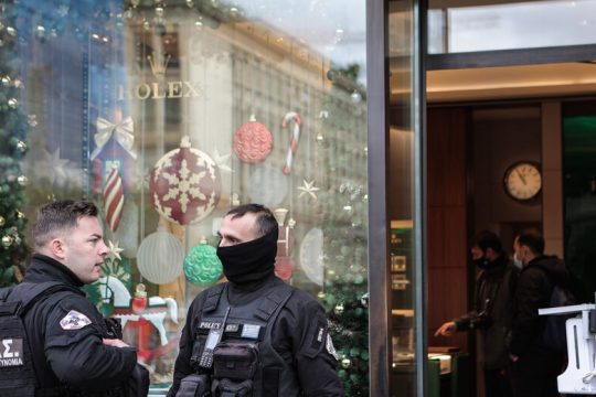Δύο συλλήψεις για τη ληστεία κοσμηματοπωλείου στο κέντρο της Αθήνας